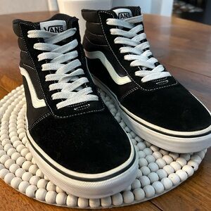 Vans Black Suede High Top “Off the Wall”  Skateboard Shoes•Size 11.5•White laces
